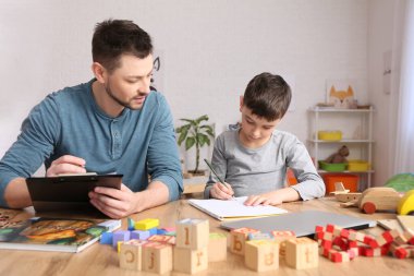 Ofiste küçük bir çocukla çalışan erkek psikolog. Otizm kavramı