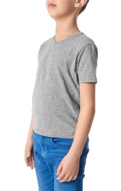 Beyaz arka plan üzerinde şık t-shirt küçük çocuk