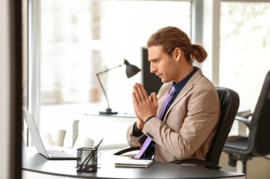 İnsan Kaynakları uzmanı adayla internette görüşüyor.