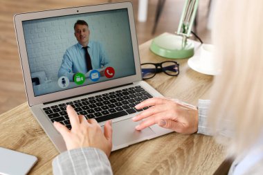 İnsan Kaynakları uzmanı adayla internette görüşüyor.