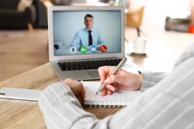 İnsan Kaynakları uzmanı adayla internette görüşüyor.