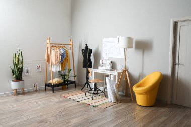 Modern atölyede mankeni olan bir terzi.