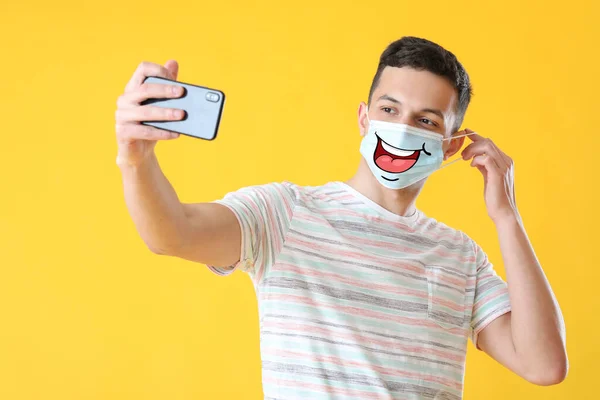 Happy Young Man Medical Mask Taking Selfie Color Background — Stock Photo, Image