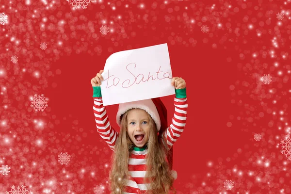 Nettes Kleines Mädchen Mit Brief Den Weihnachtsmann Auf Farbigem Hintergrund — Stockfoto