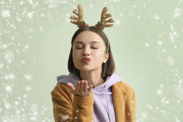 Krásná Mladá Žena Vánoční Výzdobou Posílání Vzduchu Polibek Barevném Pozadí — Stock fotografie