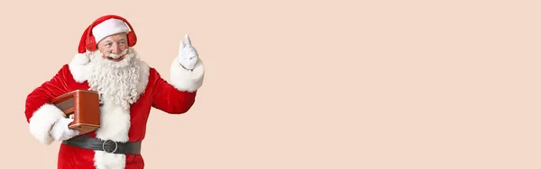 Портрет Деда Мороза Ретро Радиоприемником Светлом Фоне Пространством Текста — стоковое фото