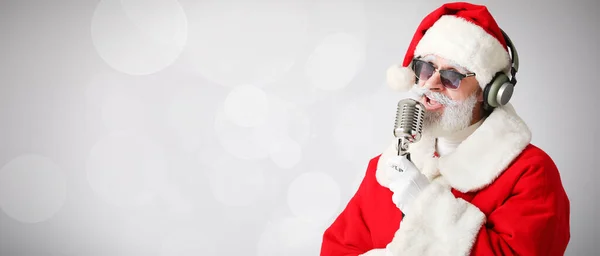 Cooler Weihnachtsmann Mit Mikrofon Singt Weihnachtslied Auf Grauem Hintergrund Mit — Stockfoto