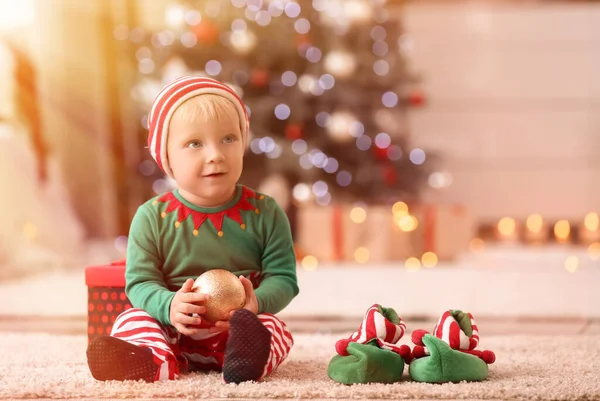 Söt Liten Bebis Tomtens Dräkt Hemma Julafton — Stockfoto