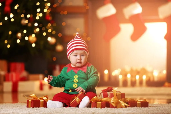 Schattig Klein Baby Elf Kostuum Met Geschenken Thuis Kerstavond — Stockfoto
