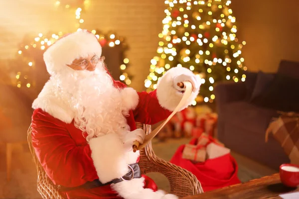 Santa Claus Leyendo Carta Casa Víspera Navidad —  Fotos de Stock