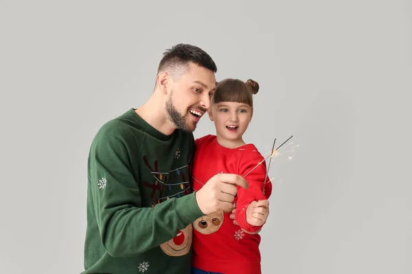 Ευτυχισμένος Πατέρας Και Μικρή Κόρη Χριστούγεννα Sparklers Στο Φως Φόντο — Φωτογραφία Αρχείου