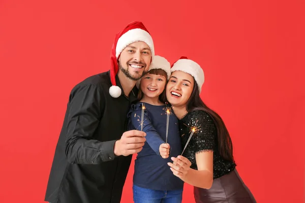 Joyeux Famille Avec Des Étincelles Noël Sur Fond Rouge — Photo