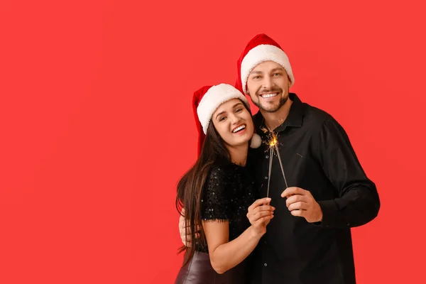 Glückliches Paar Mit Wunderkerzen Auf Rotem Hintergrund — Stockfoto