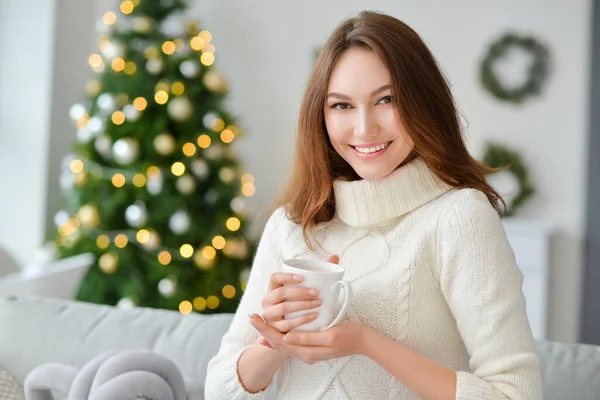 圣诞节前夕 一位漂亮的年轻女子在家里喝着一杯热可可饮料 — 图库照片