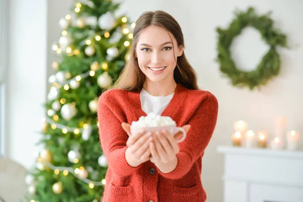 Belle Jeune Femme Avec Tasse Boisson Cacao Chaud Maison Veille — Photo