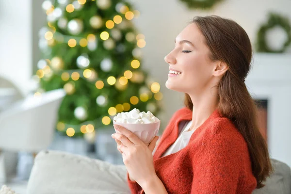 圣诞节前夕 一位漂亮的年轻女子在家里喝着一杯热可可饮料 — 图库照片