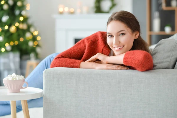 Mulher Bonita Com Xícara Bebida Cacau Quente Casa Véspera Natal — Fotografia de Stock