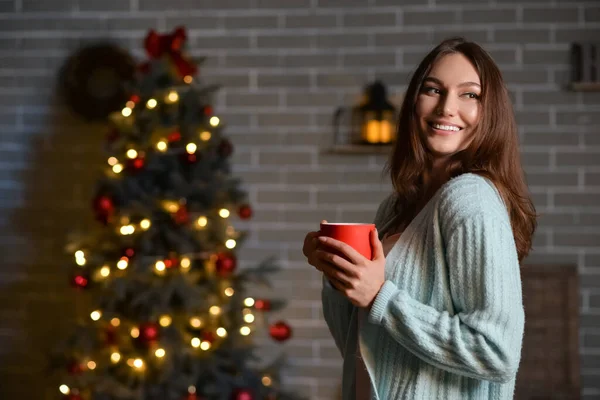 Schöne Junge Frau Mit Heißem Kakaogetränk Heiligabend Hause — Stockfoto