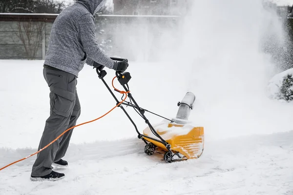 Hombre Con Máquina Quitando Nieve Patio —  Fotos de Stock