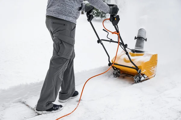 Homem Com Máquina Removendo Neve Quintal — Fotografia de Stock