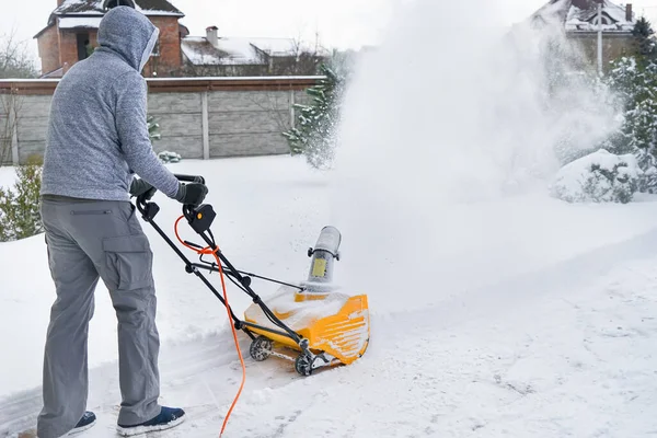 Muž Strojem Odstraňuje Sníh Dvoře — Stock fotografie