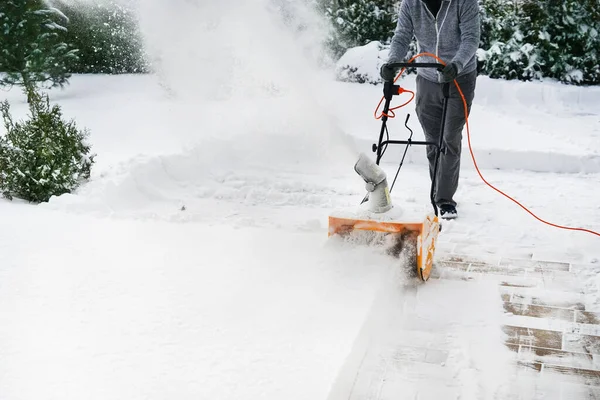 Homem Com Máquina Removendo Neve Quintal — Fotografia de Stock