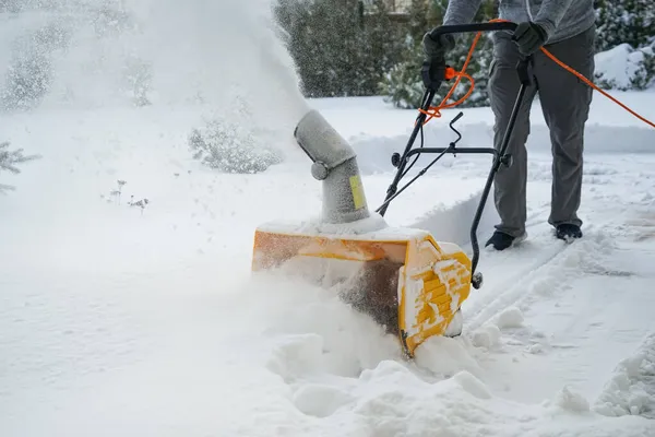 Homem Com Máquina Removendo Neve Quintal — Fotografia de Stock