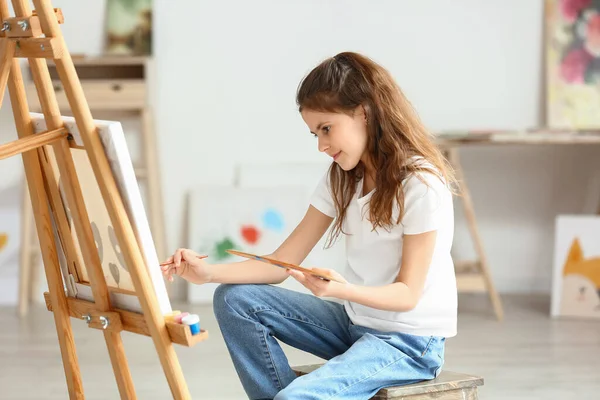 Χαριτωμένο Κοριτσάκι Ζωγραφική Στο Σπίτι — Φωτογραφία Αρχείου