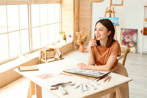 Young Female Artist Drawing Workshop — Stock Photo, Image