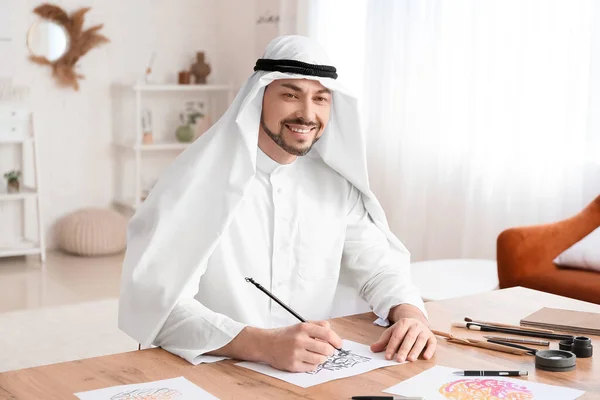 Calligraphe Arabe Masculin Travaillant Bureau — Photo