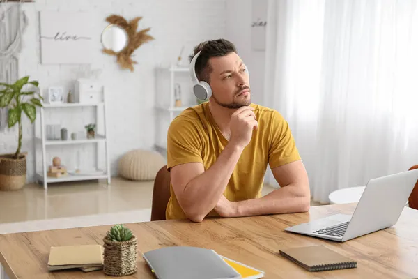 Hombre Con Portátil Auriculares Sentado Mesa — Foto de Stock