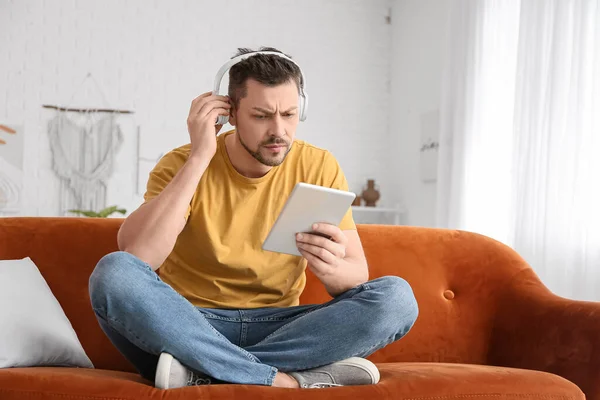 Man Tablet Computer Headphones Sitting Sofa — Stock Photo, Image