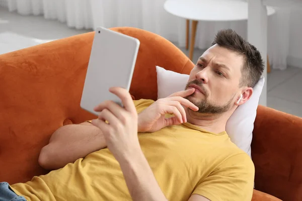 Homem Com Computador Tablet Fones Ouvido Deitado Sofá — Fotografia de Stock
