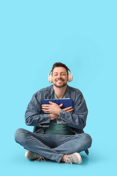 Hombre Feliz Escuchando Audiolibro Sobre Fondo Color —  Fotos de Stock