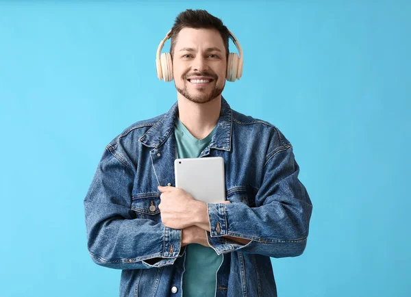 Man Tablet Computer Headphones Color Background — Stock Photo, Image