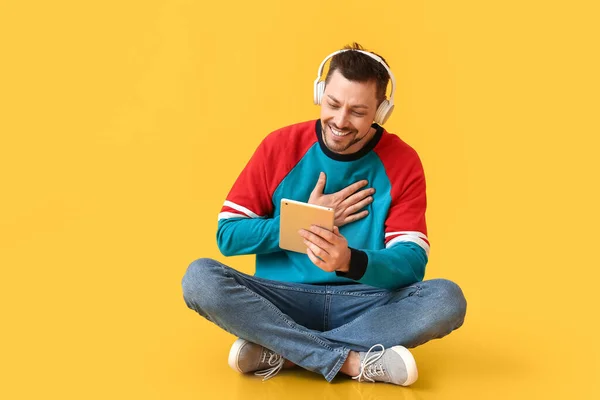 Ευτυχισμένος Άνθρωπος Tablet Υπολογιστή Και Ακουστικά Στο Φόντο Χρώμα — Φωτογραφία Αρχείου