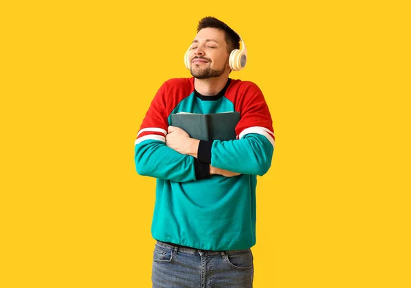 Happy Man Listening Audiobook Color Background — Stock Photo, Image