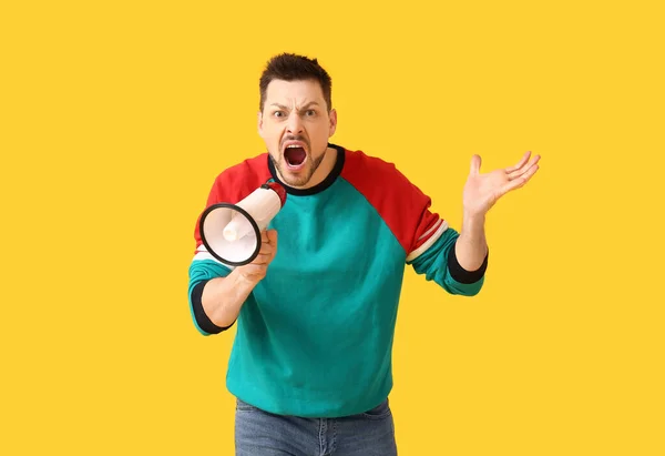 Protestando Homem Com Megafone Sobre Fundo Cor — Fotografia de Stock