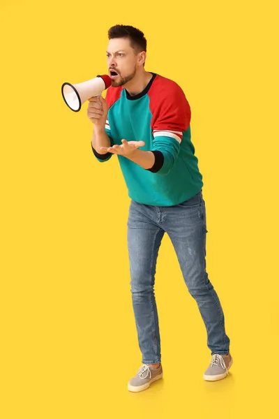 Demonstrierender Mann Mit Megafon Auf Farbigem Hintergrund — Stockfoto