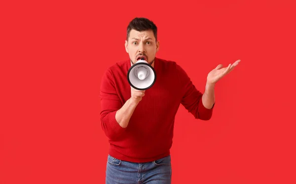 Hombre Protestando Con Megáfono Sobre Fondo Color —  Fotos de Stock