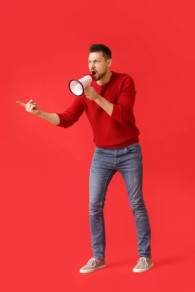 Hombre Protestando Con Megáfono Sobre Fondo Color —  Fotos de Stock