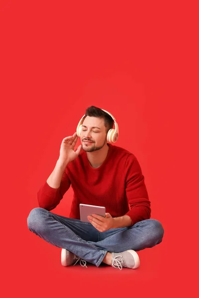 Homme Avec Tablette Écouteurs Sur Fond Couleur — Photo