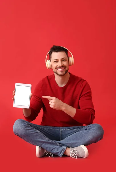 Άντρας Tablet Υπολογιστή Και Ακουστικά Στο Φόντο Χρώμα — Φωτογραφία Αρχείου