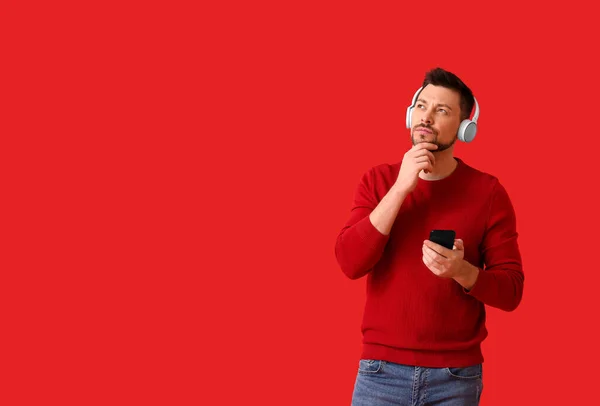 Στοχαστικός Άνθρωπος Τηλέφωνο Και Ακουστικά Στο Φόντο Χρώμα — Φωτογραφία Αρχείου