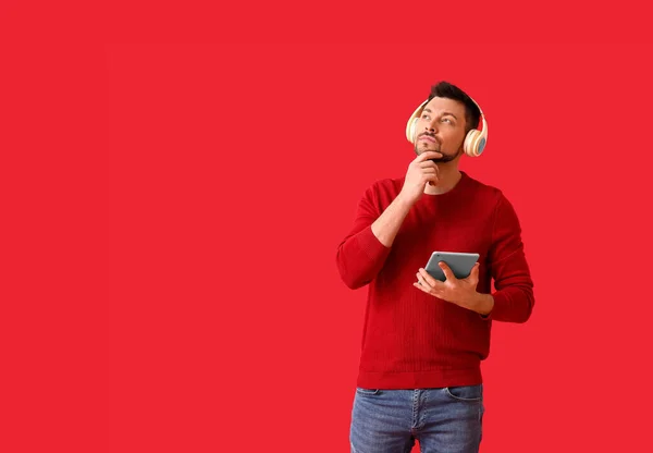 Homem Atencioso Com Computador Tablet Fones Ouvido Fundo Cor — Fotografia de Stock