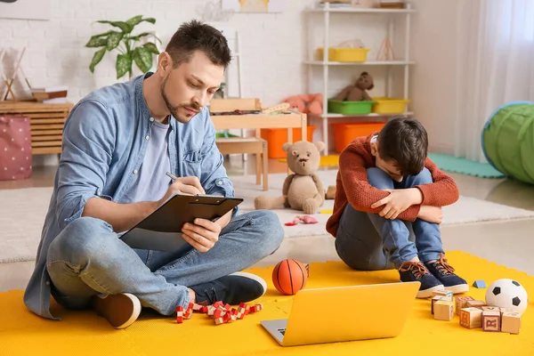 Male Psychologist Working Little Boy Office Autism Concept — Stock Photo, Image