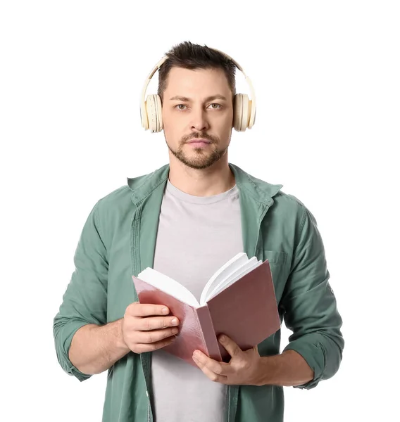 Άντρας Ακουστικά Και Βιβλίο Λευκό Φόντο — Φωτογραφία Αρχείου