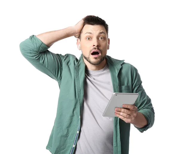 Shocked Man Tablet Computer Earphones White Background — Stock Photo, Image