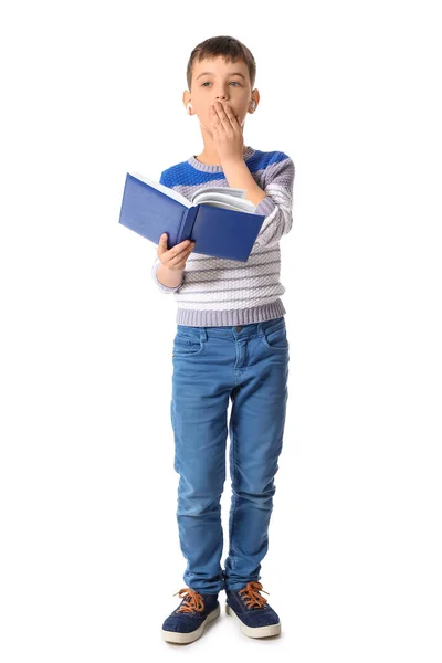 Gelangweilter Kleiner Junge Mit Buch Und Kopfhörern Auf Weißem Hintergrund — Stockfoto