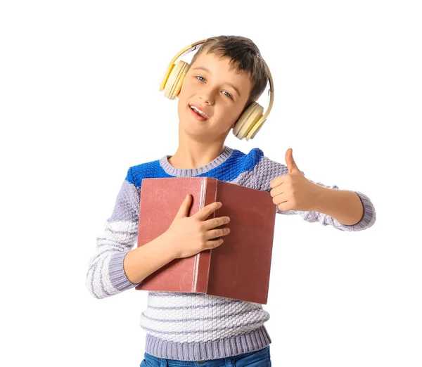 Μικρό Αγόρι Βιβλίο Και Ακουστικά Που Δείχνει Τον Αντίχειρα Λευκό — Φωτογραφία Αρχείου